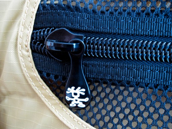 Crumpler Hee-Goer zipper detail